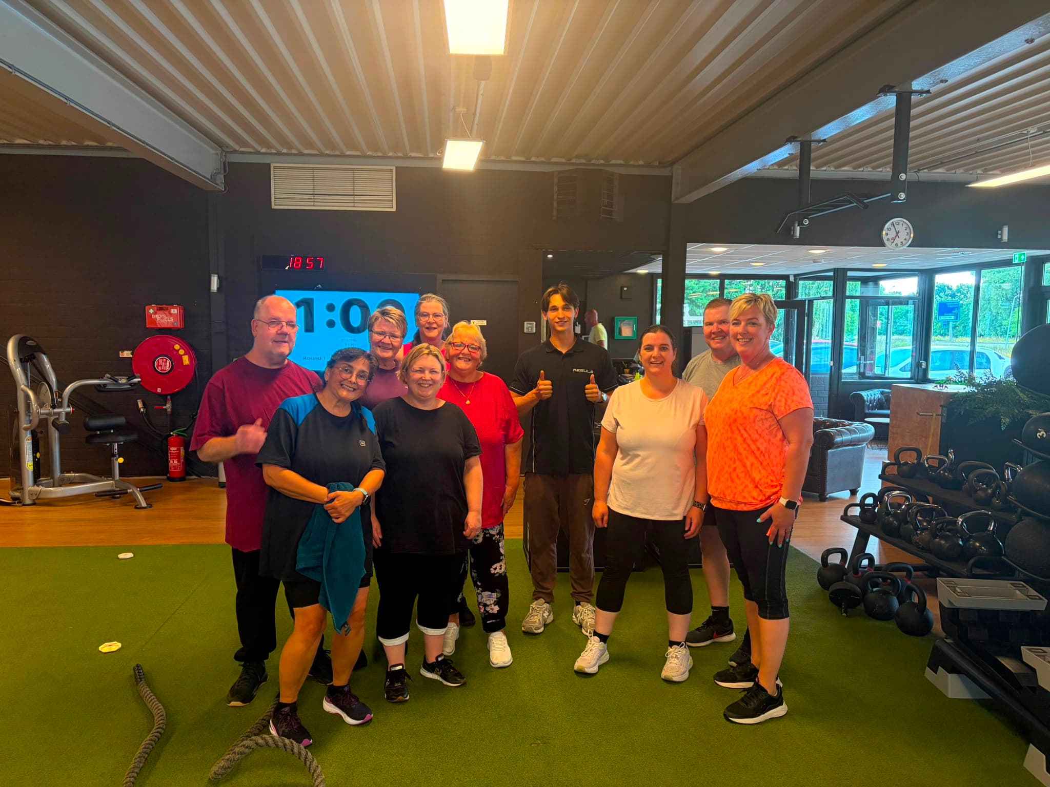 De GLI-groep van Fitalize samen met hun sportcoach bij Regul8 in Noordhorn