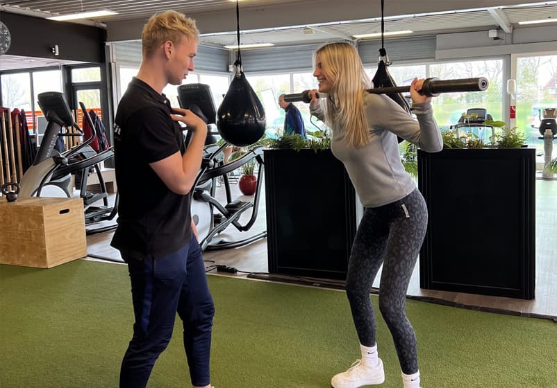 Sportcoach begeleidt een deelnemer tijdens een GLI-groepsles bij Regul8 in Noordhorn, vlak bij Zuidhorn